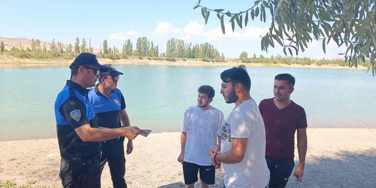 Polis tek tek uyardı