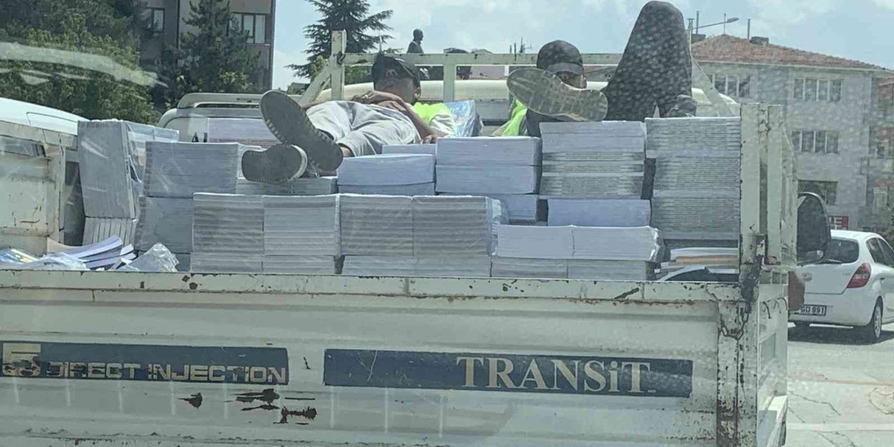 Eskişehir’de kamyonet kasasında yatarak yolculuk yaptılar
