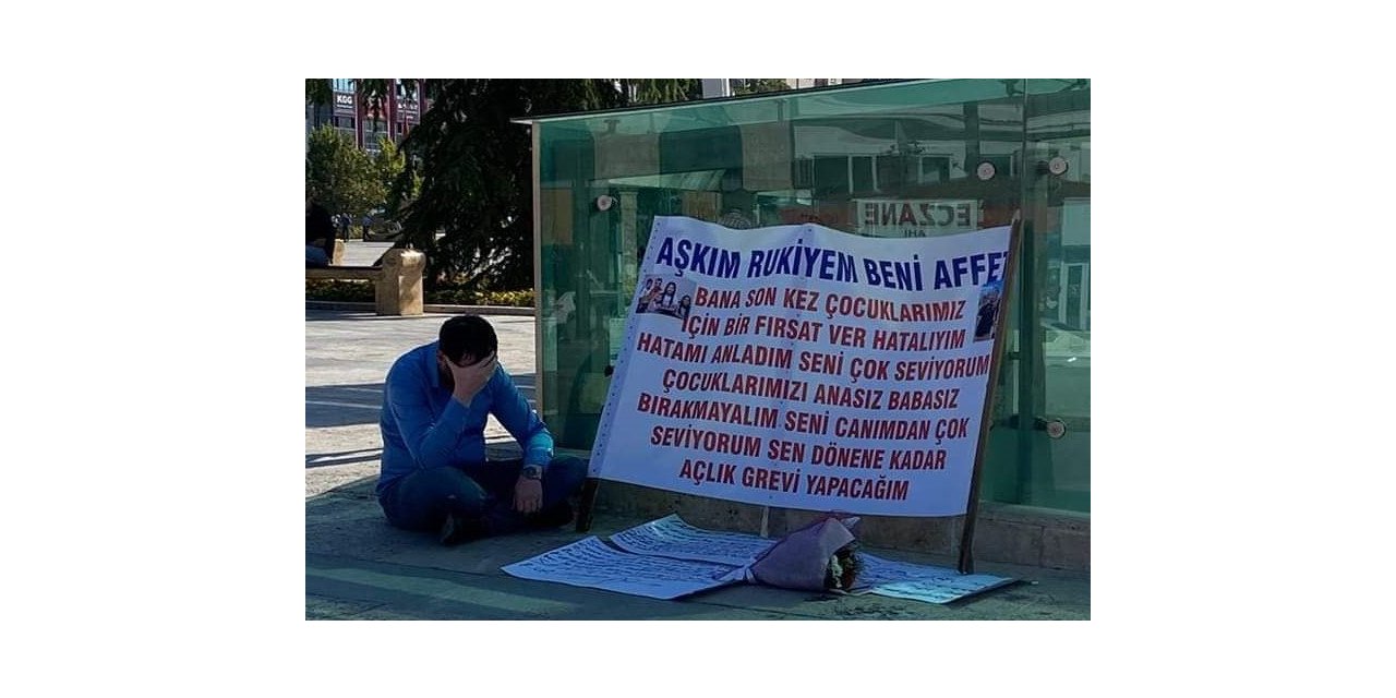 Kendisini terk eden eşine kent meydanında pankartlı özür