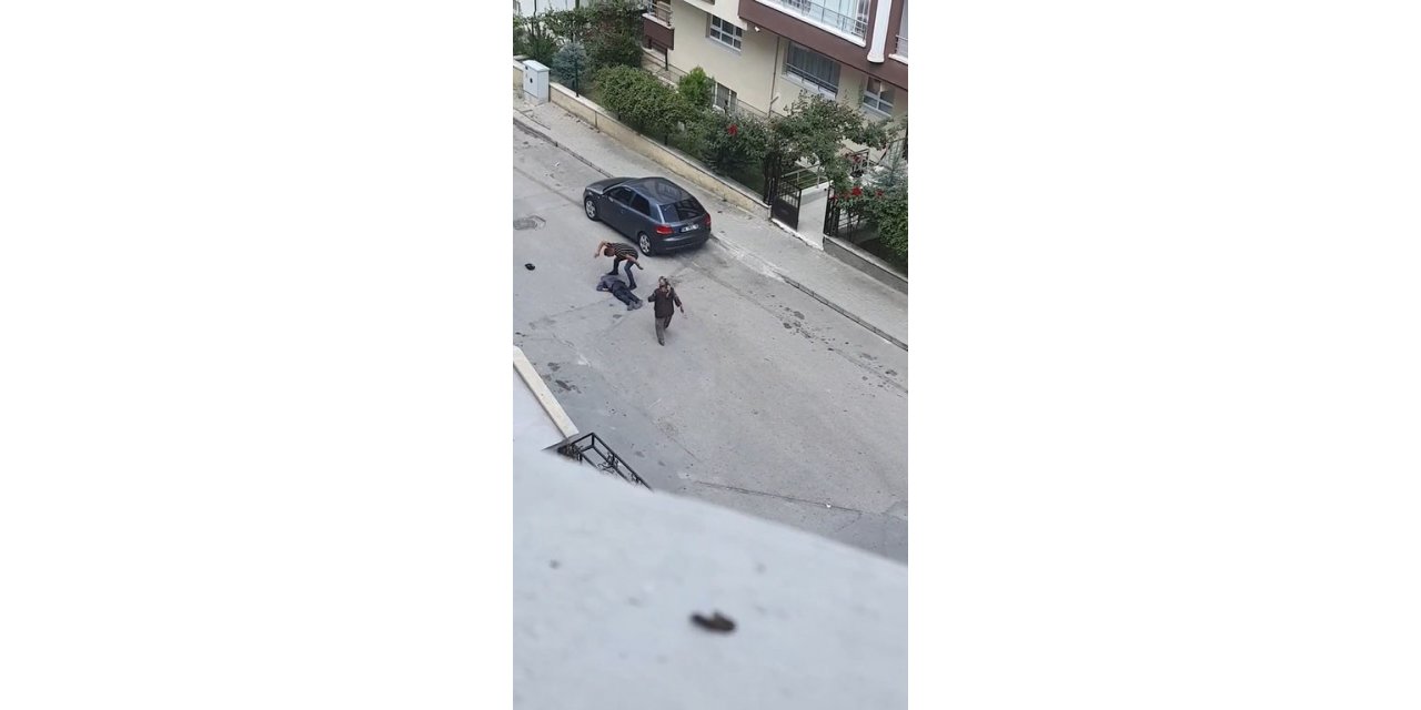 "Annemi taciz etti" diyerek dakikalarca yaşlı adamı darp etti