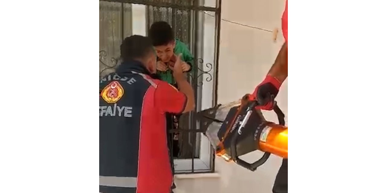 Çocuğun kafası demir parmaklıklara sıkıştı