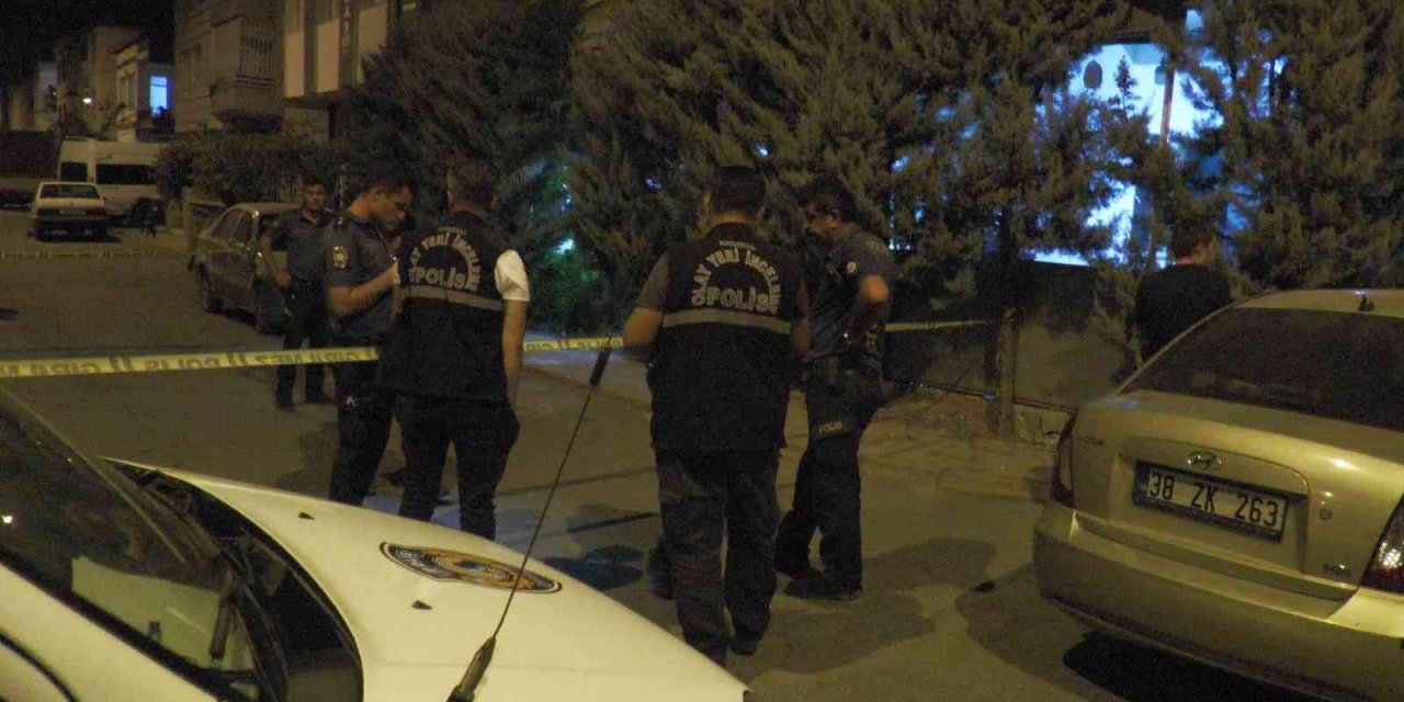 450 saatlik güvenlik kamerası kaydını incelediler, silahlı saldırganı enselediler