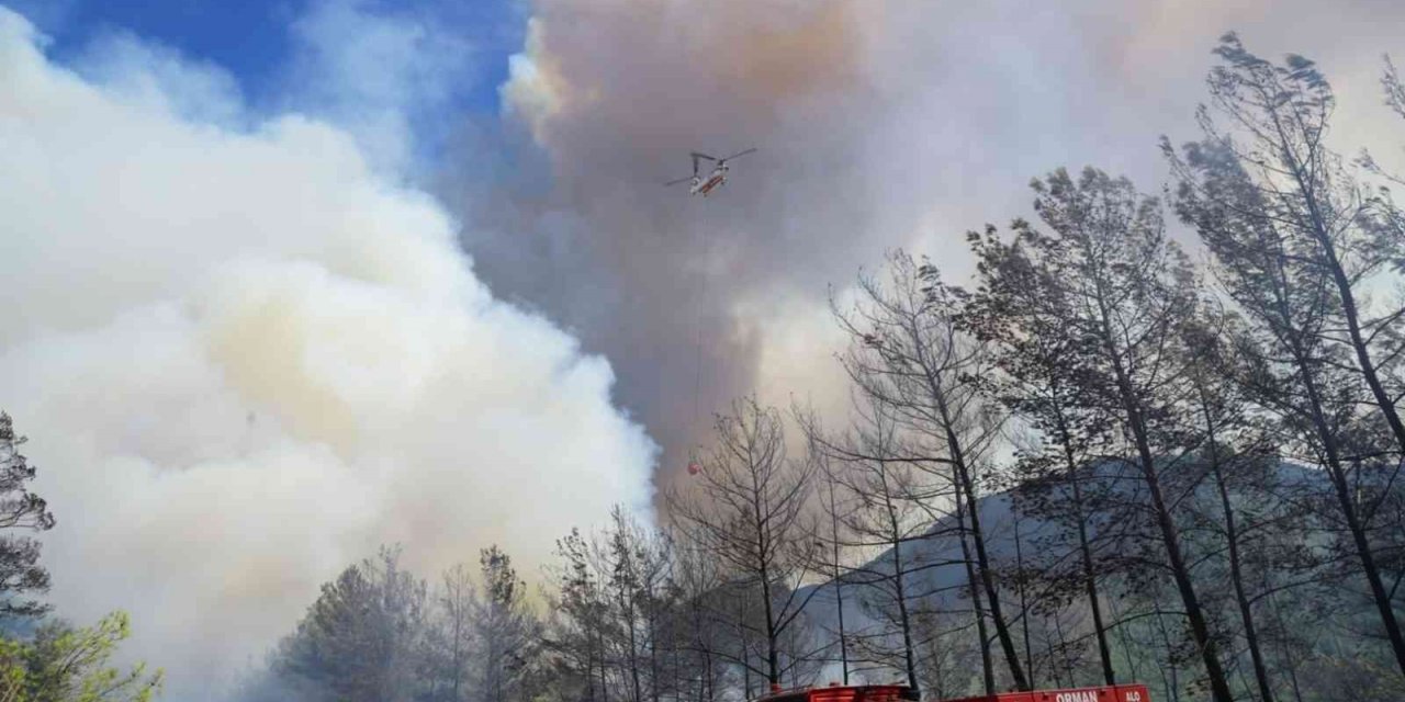 Marmaris’teki orman yangınına 14 uçak ve 35 helikopter ile havadan müdahale ediliyor