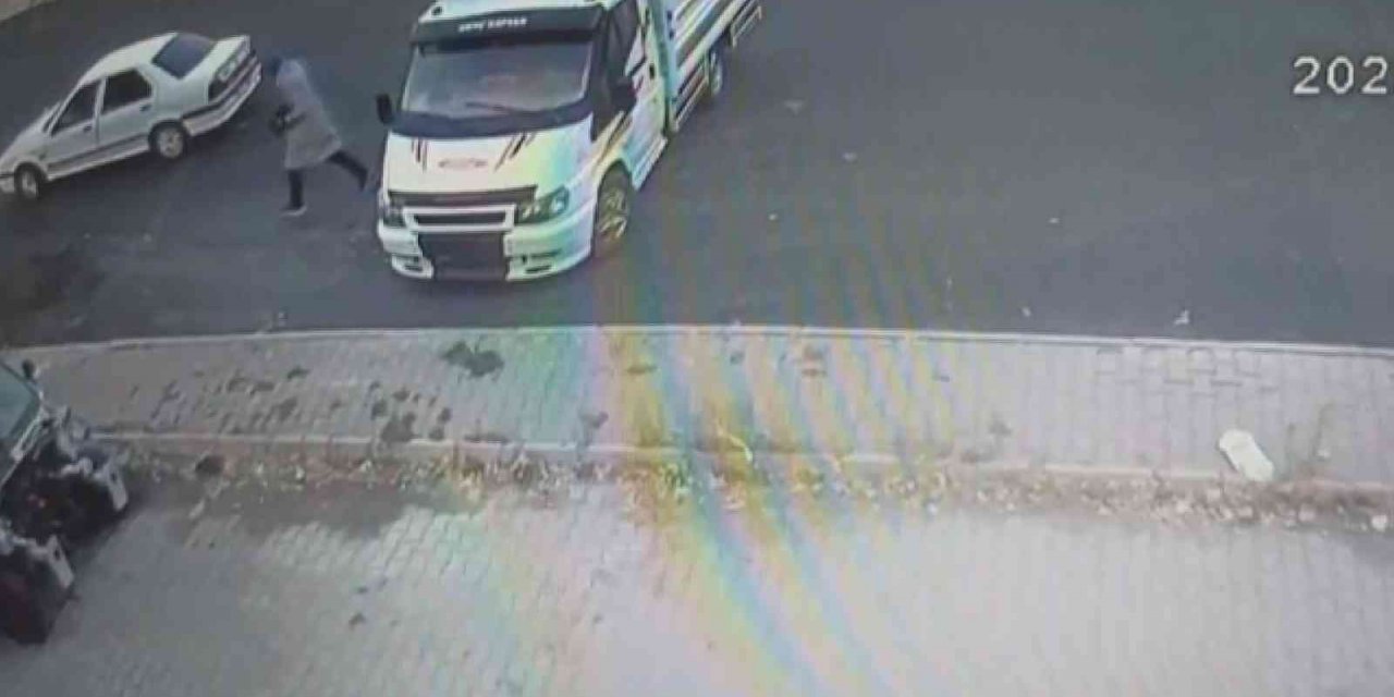 Çalıntı otomobille giderken bir de kamyonet çaldılar