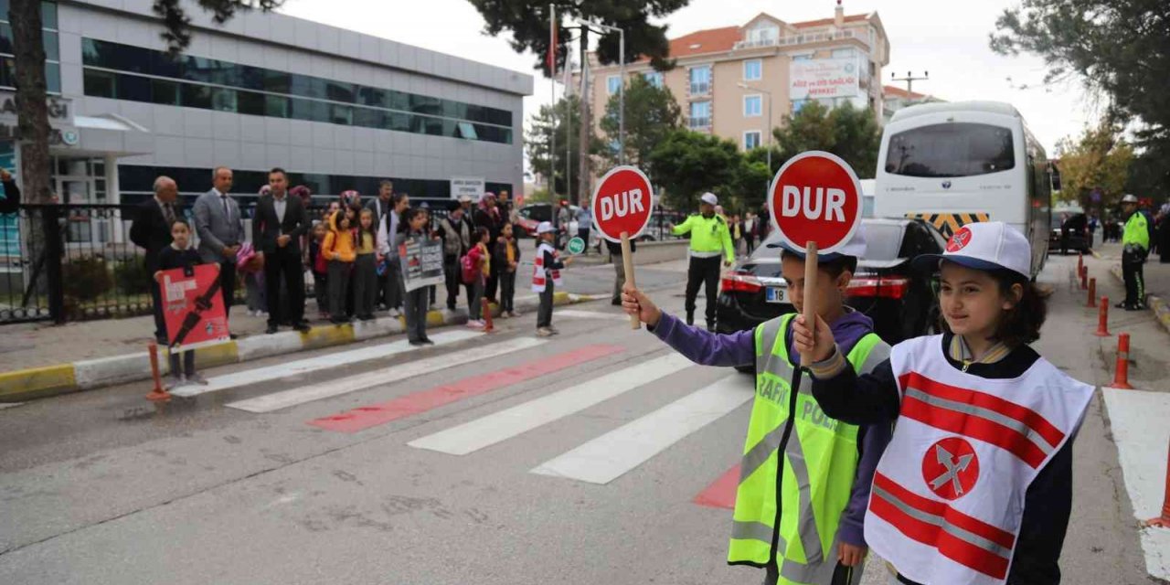 Öğrenciler trafik polisi oldu, trafik kurallarına düdükleriyle dikkat çekti