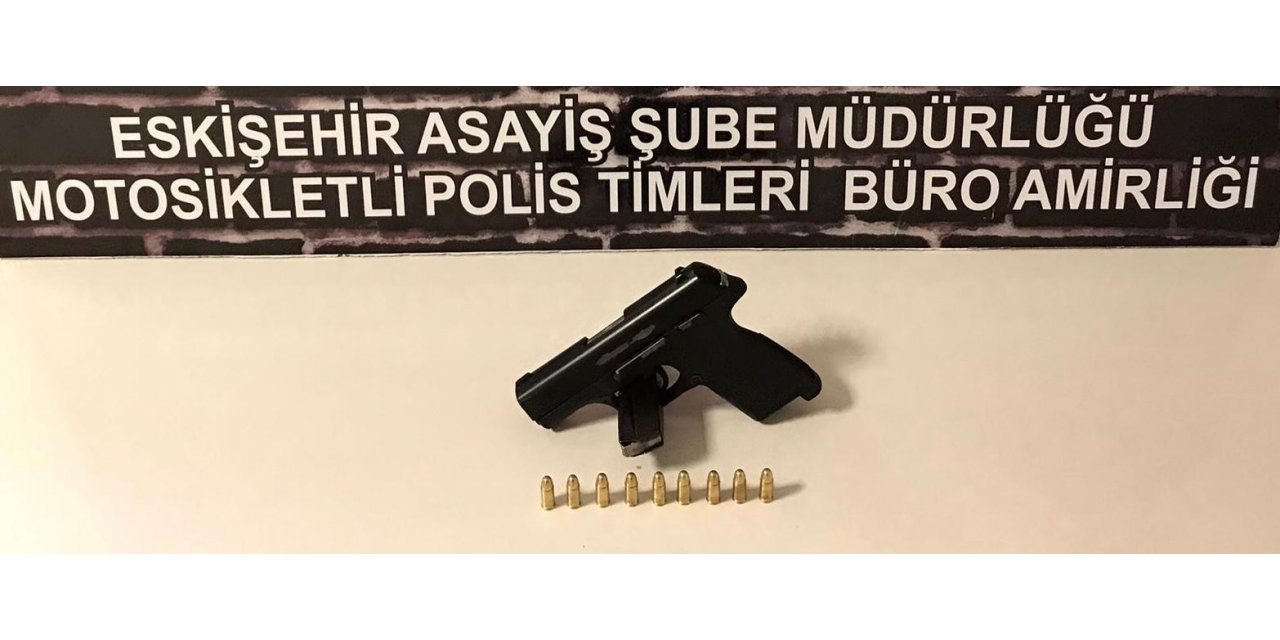 Şüpheli şahsın üzerinden 1 adet ruhsatsız tabanca ve mermiler ele geçirildi