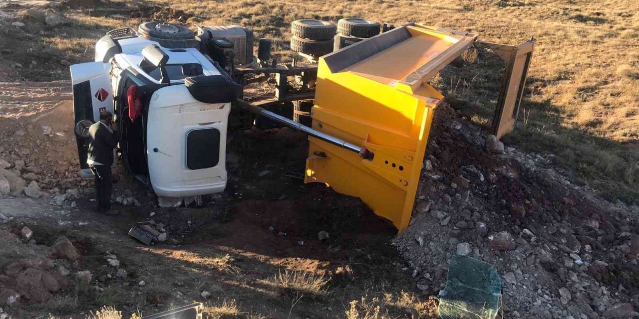 Toprak yüklü kamyon devrildi, 1 kişi yaralandı