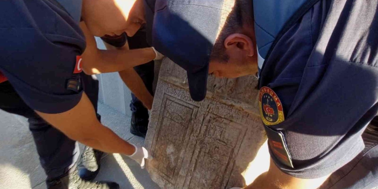 Sultanhanı'nda araçta Roma dönemine ait mezar steli ele geçirildi