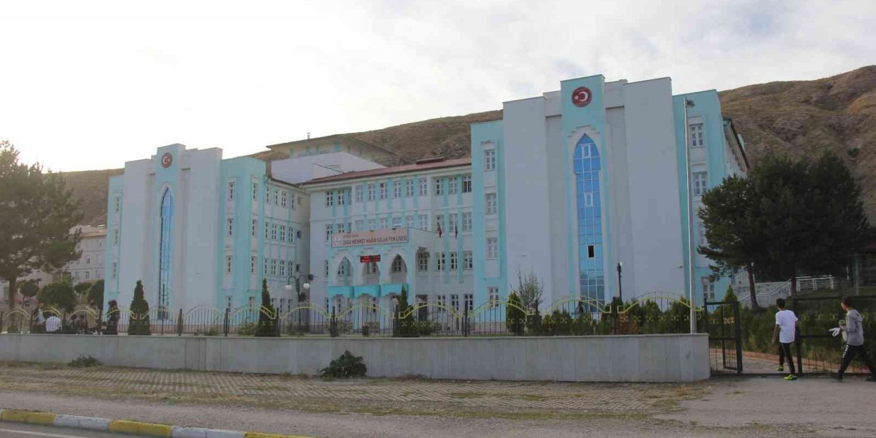 Kokudan etkilenen 11 öğrenci kontrol amaçlı hastaneye kaldırıldı