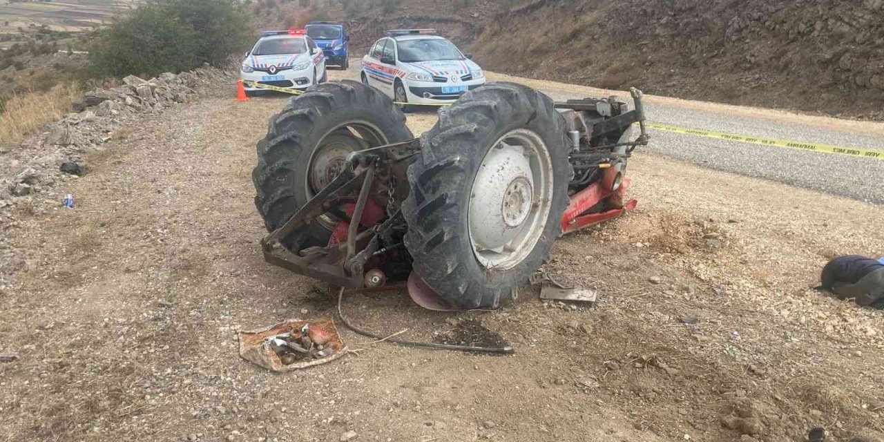 Devrilen traktörün altında kalan sürücü hayatını kaybetti