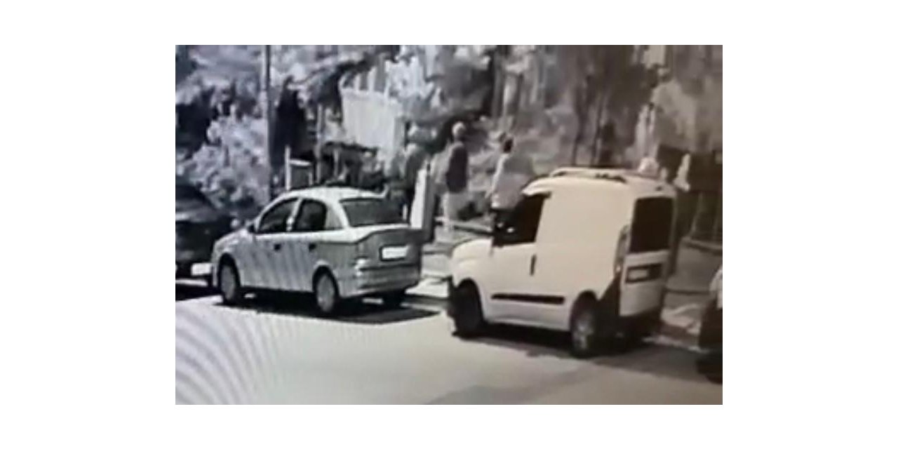 5 şüphelinin motosikleti çaldığı anlar kameraya yansıdı