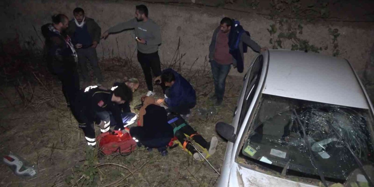 Alkollü sürücü otomobiliyle dereye uçtu: 2 yaralı
