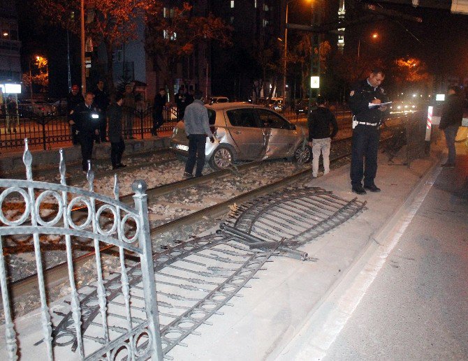 Otomobil tramvay hattına düştü: 1 yaralı