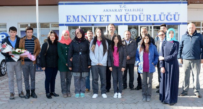 Aksaray’da lise öğrencilerinden polise destek