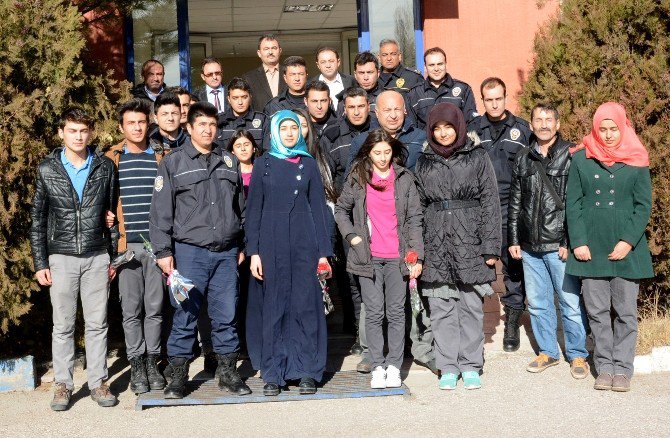 Aksaray’da lise öğrencilerinden polise destek
