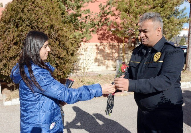 Aksaray’da lise öğrencilerinden polise destek