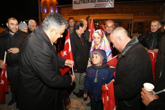 Ereğli Belediyesi şehit anısına binlerce Türk Bayrağı dağıttı