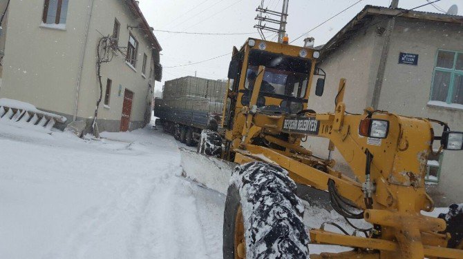 Karda mağdur olan sürücülerin yardıma Beyşehir Belediyesi ekipleri yetişti