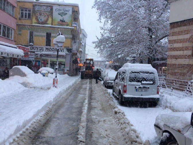 Akşehir Belediyesi’nden kar temizleme seferberliği