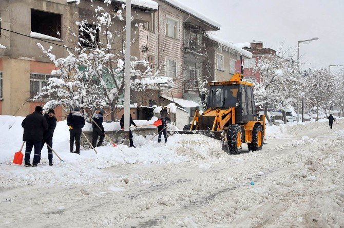 Başkan Akkaya’dan kar temizlik ekiplerine sıcak salep ikramı
