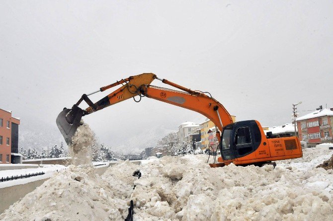 Başkan Akkaya’dan kar temizlik ekiplerine sıcak salep ikramı