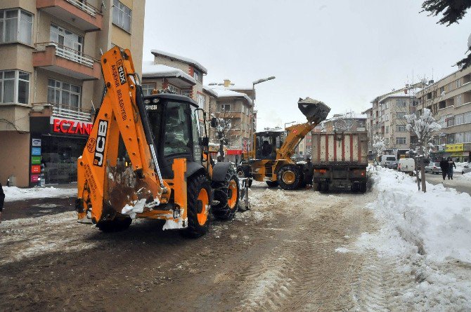 Başkan Akkaya’dan kar temizlik ekiplerine sıcak salep ikramı