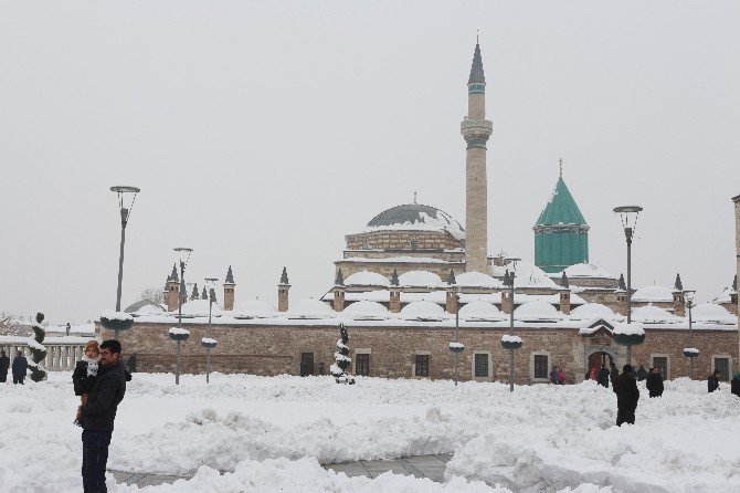 Üniversite öğrencileri kardan cami yaptı