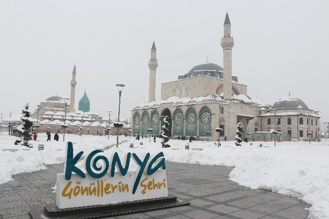 Üniversite öğrencileri kardan cami yaptı