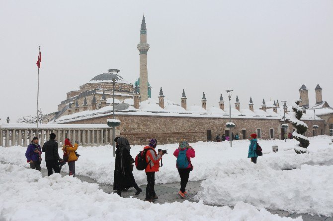 Üniversite öğrencileri kardan cami yaptı