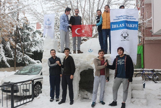 Üniversite öğrencileri kardan cami yaptı