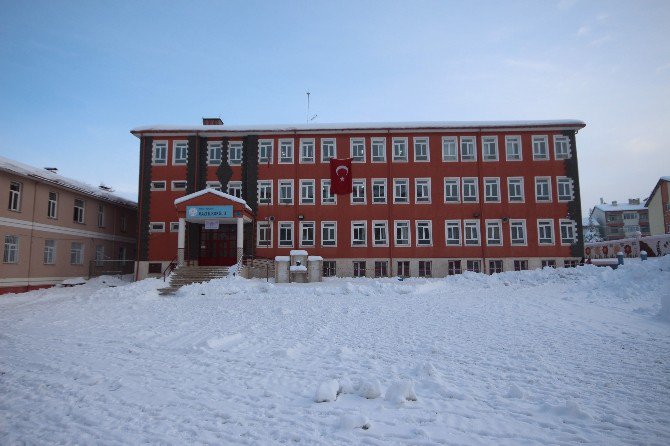 Beyşehir Belediyesi okul bahçelerini kardan temizledi