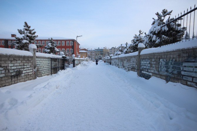 Beyşehir Belediyesi okul bahçelerini kardan temizledi