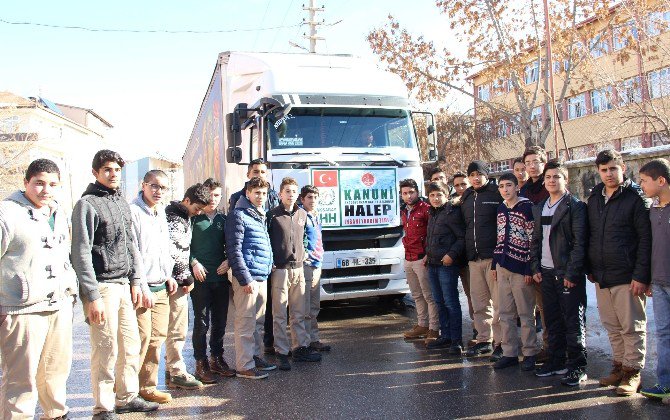 Aksaray’da öğrencilerden Halep’e yardım tırı