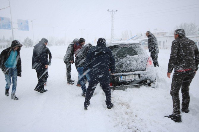 Konya-Isparta karayolu yoğun kar yağışı ve tipi nedeniyle ulaşıma kapatıldı