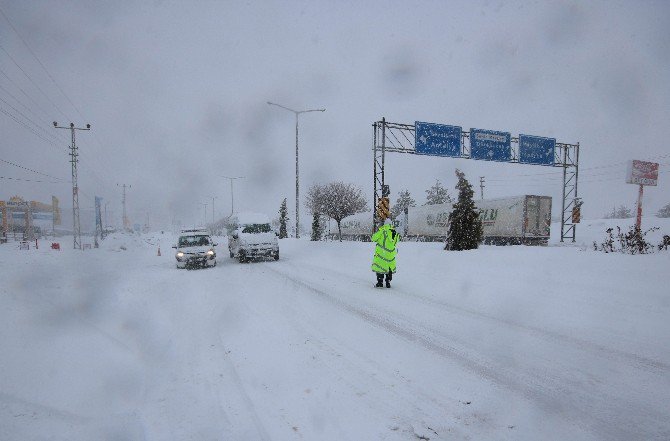 Konya-Isparta karayolu yoğun kar yağışı ve tipi nedeniyle ulaşıma kapatıldı