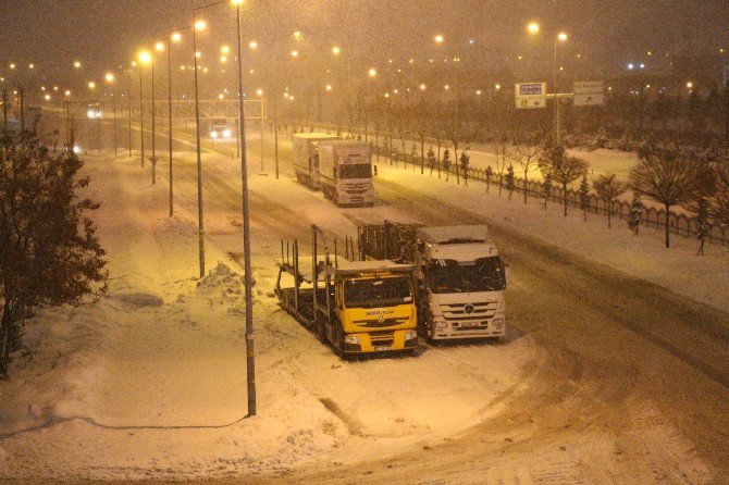 Konya’da kar yağışı ulaşımı olumsuz etkiliyor