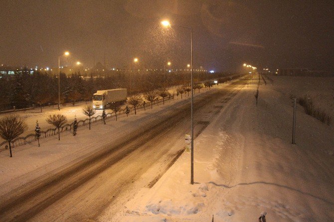 Konya’da kar yağışı ulaşımı olumsuz etkiliyor