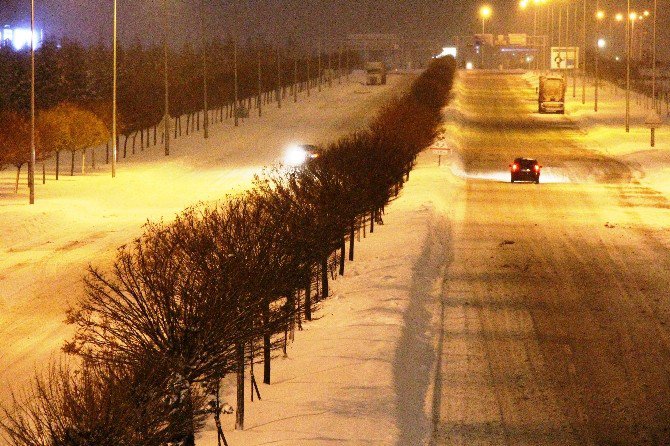 Konya’da kar yağışı ulaşımı olumsuz etkiliyor