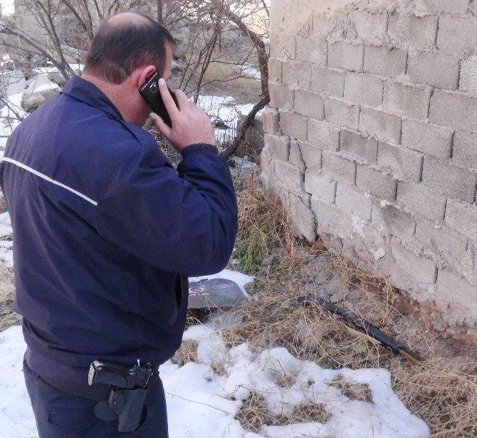 Aksaray’da boş arazide bulunan tüfek paniğe neden oldu