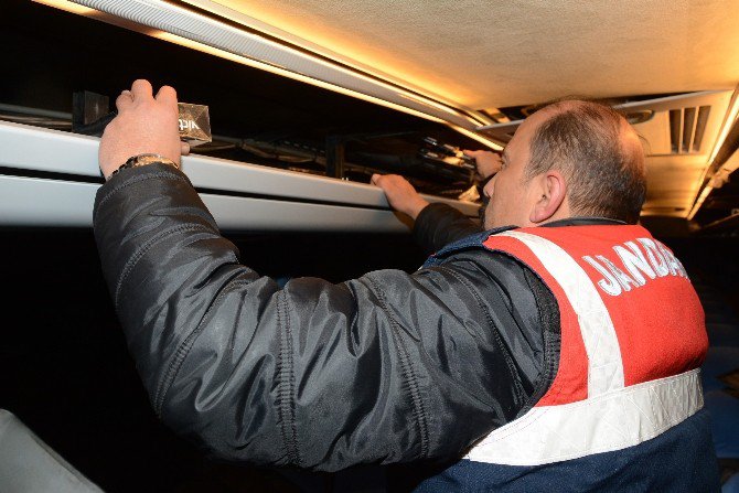 Otobüsün mazot deposundan kaçak sigara çıktı