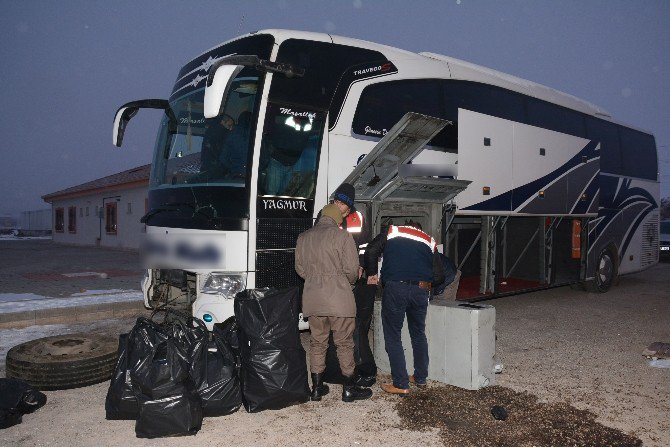 Otobüsün mazot deposundan kaçak sigara çıktı