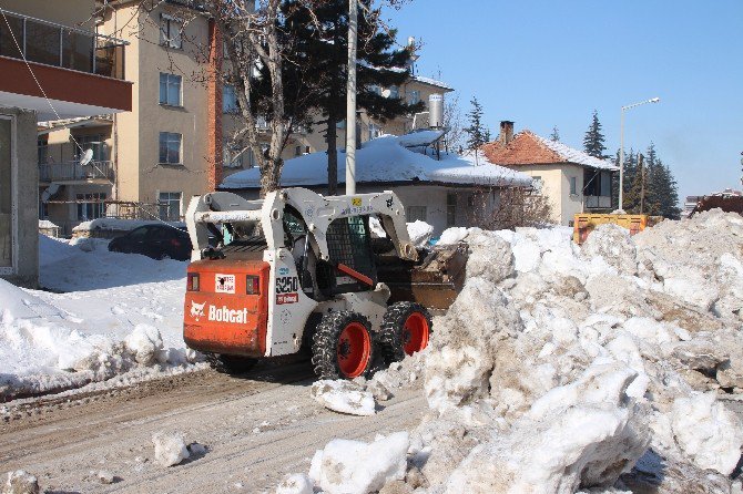 Beyşehir’de okul önlerinde kar temizliği