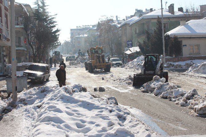 Beyşehir’de okul önlerinde kar temizliği