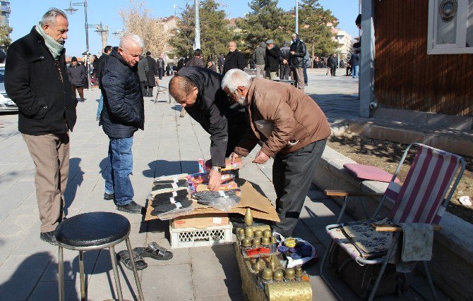 Hacca gitmek için ayakkabı boyuyor