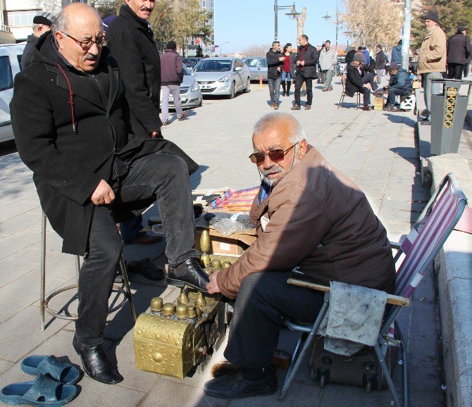 Hacca gitmek için ayakkabı boyuyor