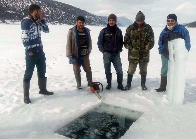 Balıkçılar donan goldeki buzları motorlu testereyle kesip avlanıyor