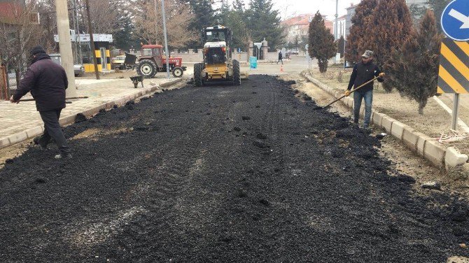 Akşehir’de yol ve kaldırımlar tamir ediliyor