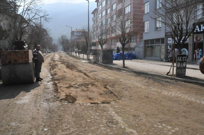 Akşehir’de yol ve kaldırımlar tamir ediliyor