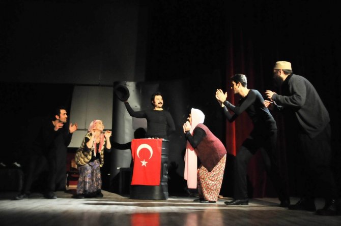 Akşehir’de ‘Matruşka’ oyunu sahnelendi
