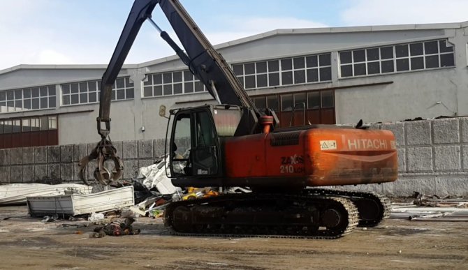 Paletli iş makinesinin altında kalarak can verdi